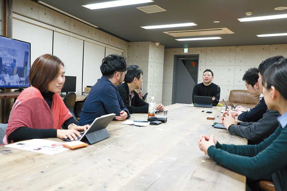 <span class="fontBold">DG TAKANOの高野雅彰社長（奥、中央）は、「日本の大企業に本当に『デザイン思考』が浸透したら、すごいことになる」と期待する</span>（写真=都築 雅人）