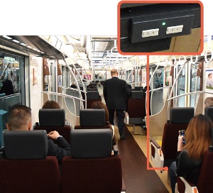 <span class="fontBold">各座席にコンセントを設置し、スマートフォンなどの充電が可能な車両も</span>(写真は京王ライナー)