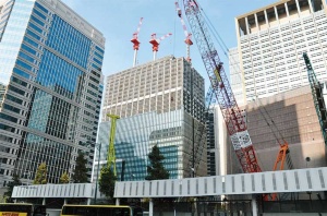 <span class="fontBold">規制緩和による容積率緩和で東京都心では再開発が進んだ（写真は2012年6月の東京・丸の内）</span>（写真：共同通信）</p>