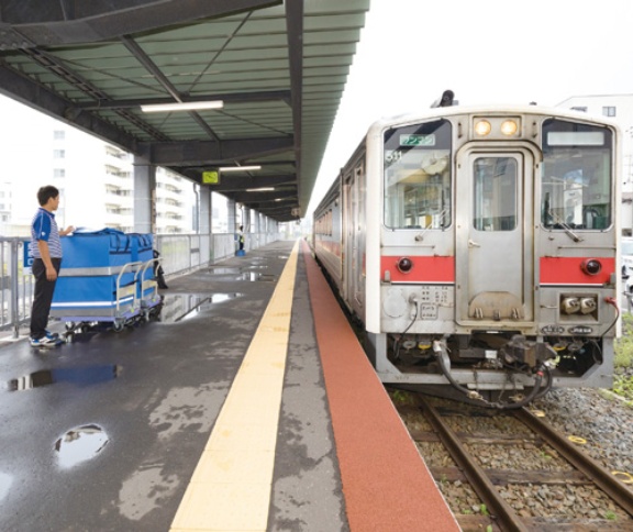 宅配便はタクシーが配達 貨客混載 は地方を救うか 日経ビジネス電子版