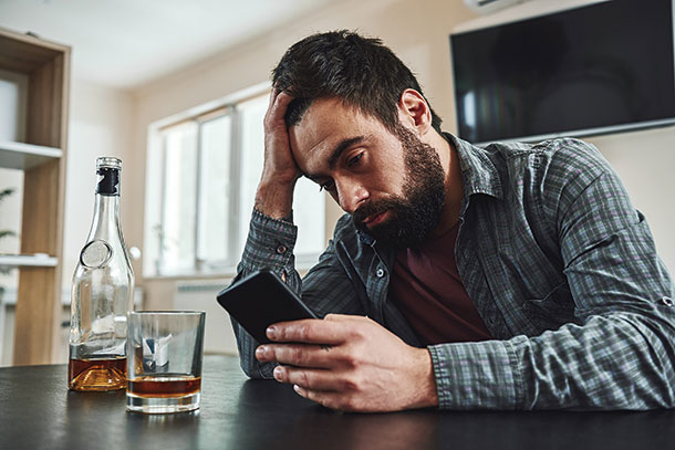<span class="fontBold">アルコールやスマートフォンなどへの依存が在宅勤務が当たり前となる時代の新たなリスクに</span>（写真=PIXTA）
