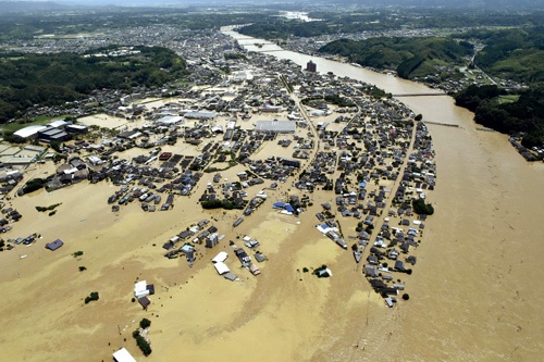 <span class="fontBold">球磨川が氾濫した7月4日の熊本県人吉市の様子</span>（写真=共同通信）