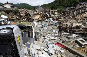 <span class="fontBold">令和2年7月豪雨で熊本県の球磨川が氾濫して被害を受けた家屋や車</span>（写真=共同通信）
