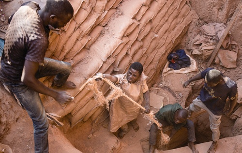 <span class="fontBold">コンゴ民主共和国（DRC）のコバルト鉱山。人力に頼り安全対策も未整備な採掘現場で児童労働が報告されている</span>（写真=Sebastian Meyer/Getty Images）