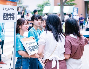 <span class="fontBold">ここ数年、日本の大学で志願者数トップを守ってきた近畿大学。受験生を引き付ける一つの要因がオープンキャンパス(写真上、2019年の様子)だが、今年は「クローズキャンパス」と題しオンライン開催(写真下)に切り替えた</span>