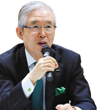 永守学園理事長 日本電産会長CEO<br><span class="fontBold fontSizeL">永守重信氏</span><br>1944年生まれ。67年職業訓練大学校(現・職業能力開発総合大学校)電気科卒。73年に日本電産を創業、社長に就任。世界一のモーターメーカーに育てた。2014年から会長兼務。18年6月から会長CEOに。私財130億円を投じて京都学園大学(現・京都先端科学大学)の改革に乗り出し、同大学を運営する京都学園(現・永守学園)理事長に就任。(写真=太田 未来子)
