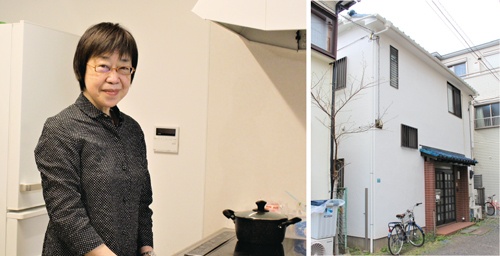<span class="fontBold">空き家を改修した「共生ハウス西池袋」(右)を運営するコミュニティネットワーク協会(東京)の渥美京子理事長</span>
