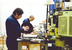 <span class="fontBold">東洋化成は1980年代、CDの台頭を受けても生産を止めなかった</span>