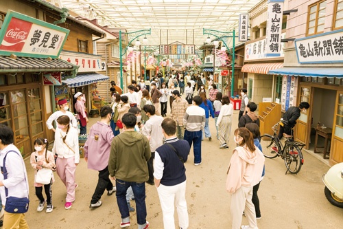 <span class="fontBold">1960年代の日本をテーマに生まれ変わった「西武園ゆうえんち」。エントランスの先に昭和の商店街が広がる</span>