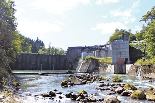 <span class="fontBold">山形県北部の大蔵村にある砂防ダムを活用した「おおくら升玉水力発電所」</span>