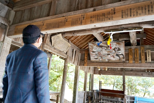 地元の神社には数年前に修繕費を寄付した村人の氏名を載せた寄進礼板が掲げられている。だが佐竹氏の名前はない。誰からも声をかけられず寄進できなかった