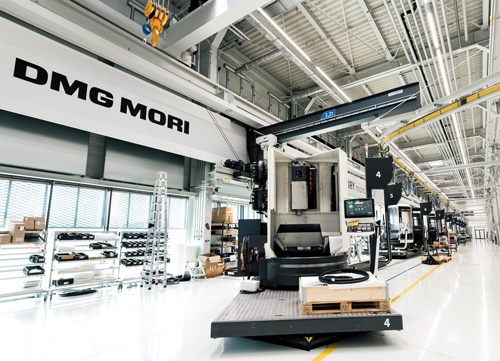 DMG森精機の欧州最大の拠点、ドイツ南部のフロンテン工場では、無人搬送車を使った工作機械のライン生産が始まっている（写真=Mari Kusakari）