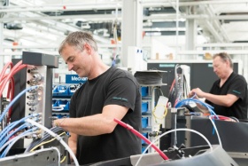 フロンテン工場で工作機械を組み立てる従業員(写真=Mari Kusakari)