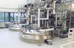 AGCバイオロジクスの米ボルダー工場に設置されたバイオ医薬原薬製造用2万Lの大型タンク