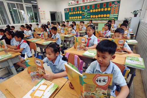 過度なもうけ主義に走るとして中国当局の規制が入った結果、中国の学習塾は半年余りで壊滅的な状況に追い込まれた（写真は小学校での授業風景）（写真=アフロ）