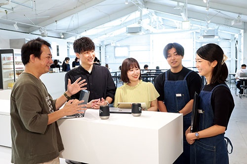 NTTデータの新人研修では顧客理解の目的で、カフェで業務体験をすることも（写真=陶山 勉）