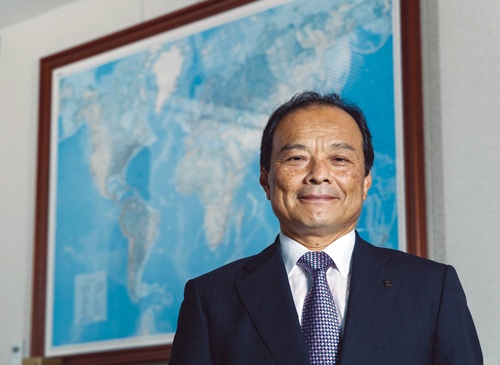2019年から東京海上HDの社長を務める小宮暁氏。常務執行役員に就いた16年から1年間、米コロンビア大学に留学した異色の経歴を持つ（写真=吉成 大輔）