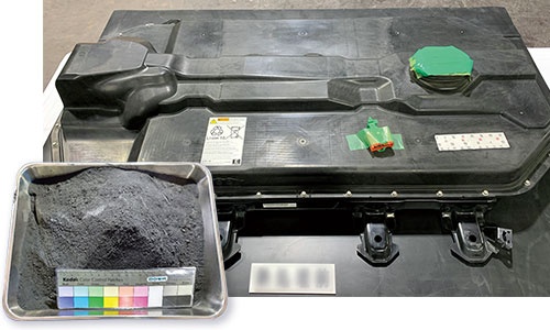 炉で焼却される使用済み蓄電池（上）。焼却後に破砕・選別されたブラックマスと呼ばれる黒い粉（下）が、レアメタルのリサイクル原料となる