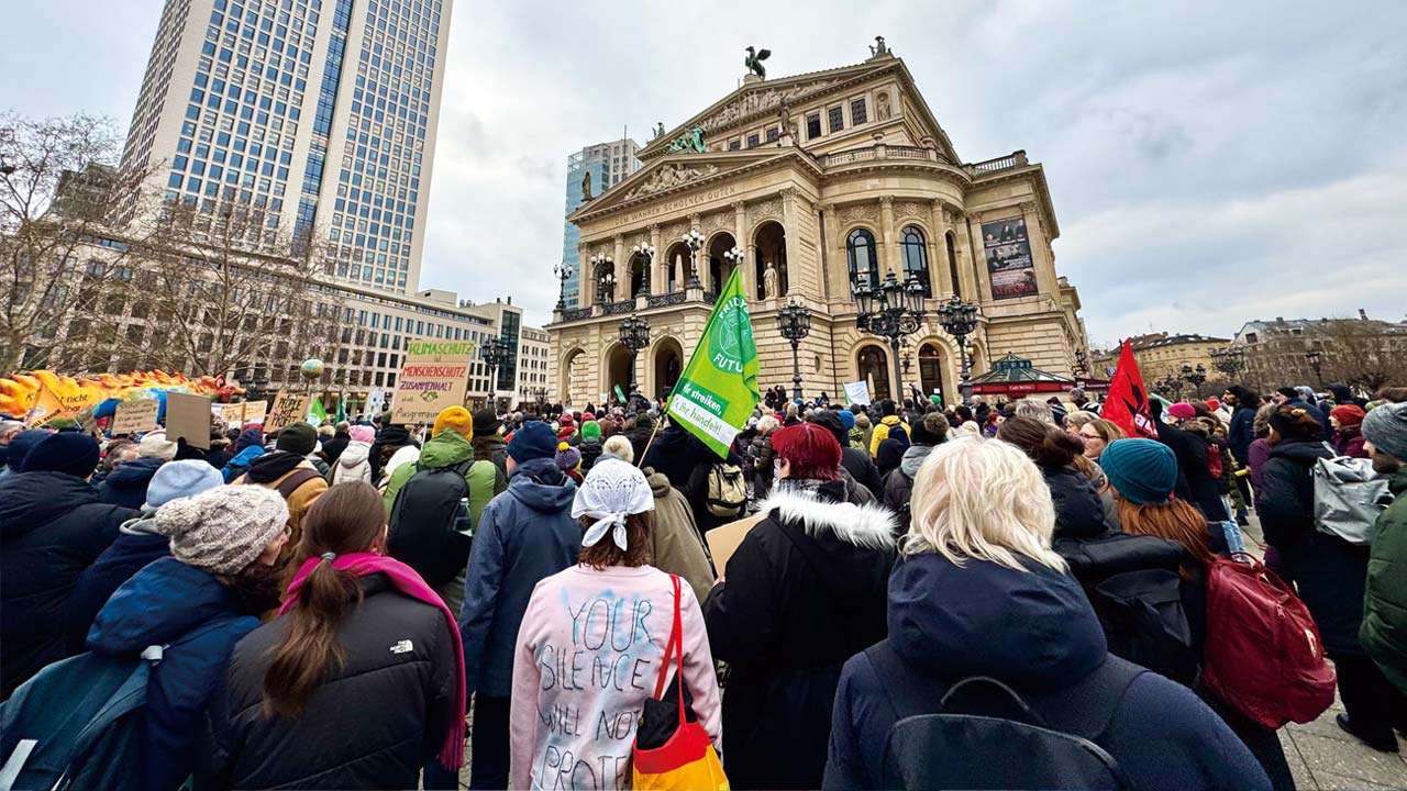 ドイツ総選挙“極右”躍進 経済・移民問題で政権交代へ 「分断」再び：日経ビジネス電子版