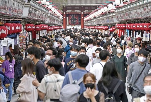 <span class="fontBold">「Go To」に東京発着が追加され、観光業界は明るさを取り戻しつつある(東京・浅草)</span>(写真=共同通信)