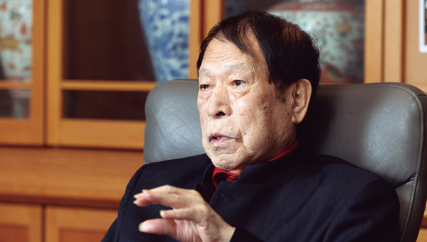 アパグループ元谷会長「長男に20億円の決裁権」：日経ビジネス電子版