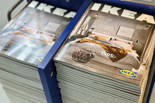 <span class="fontBold">イケアは昨年、70年発行してきたカタログを廃刊</span>(写真=ロイター/アフロ)