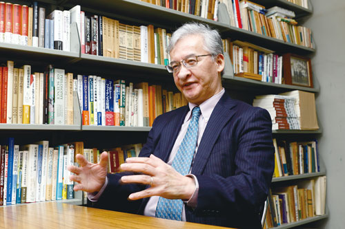 <span class="fontBold fontSizeM">菊澤研宗 教授［Kikuzawa Kenshu］</span><br>1957年生まれ。慶応義塾大学商学部卒業、同大学大学院博士課程修了後、防衛大学校教授などを経て、2006年から現職。この間、ニューヨーク大学スターン経営大学院、カリフォルニア大学バークレー校客員研究員。現在、日本経営学会理事などを務める。（写真=竹井 俊晴）