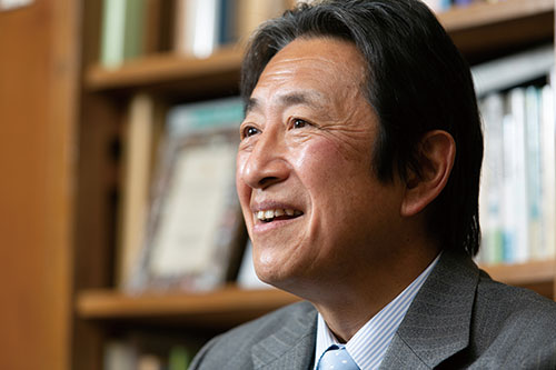 <span class="fontBold">岡本大輔 教授［Okamoto Daisuke］</span><br />1958年生まれ。慶應義塾大学商学部卒、同大学商学研究科博士課程単位取得退学。96年から同大学教授。2019年から同大学商学部長を務める。中外製薬CSRアドバイザリー・コミッティーメンバー、企業と社会フォーラム学会理事・運営委員会委員などを歴任。博士（商学）。（写真=的野 弘路）