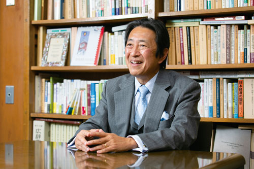 <span class="fontBold fontSizeM">岡本大輔 教授［Okamoto Daisuke］</span><br> 1958年生まれ。慶應義塾大学商学部卒、同大学商学研究科博士課程単位取得退学。96年から同大学教授。2019年から同大学商学部長を務める。中外製薬CSRアドバイザリー・コミッティーメンバー、企業と社会フォーラム学会理事・運営委員会委員などを歴任。博士（商学）。（写真=的野 弘路）