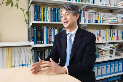 <span class="fontBold">牛島辰男 教授［Ushijima Tatsuo］</span><br> 1989年、慶應義塾大学経済学部卒。91年、同学大学院経済学研究科修了。2003年、カリフォルニア大学ロサンゼルス校（UCLA）アンダーソン経営大学院、経営学博士（Ph.D.）。三菱総合研究所研究員、青山学院大学大学院国際マネジメント研究科（青山ビジネススクール）准教授・教授を経て現職。（写真=的野 弘路）