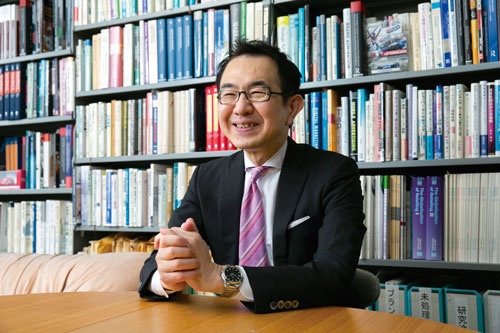 <span class="fontBold">Akira Shimizu</span><br> 1963年東京生まれ。86年慶應義塾大学商学部卒。同大学大学院修士課程、博士課程を経て、91年明治学院大学経済学部専任講師、助教授。2000年同大学経済学部教授。09年慶應義塾大学商学部教授。14~15年米ピッツバーグ大学Katz Graduate School of Business訪問研究員。博士(商学)。近著に『New Consumer Behavior Theories from Japan』(単著、Springer、2021)がある。(写真=的野 弘路)