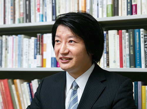 <span class="fontBold">高田 英亮 教授［Hidesuke Takata］</span><br />1981年生まれ。2004年慶應義塾大学商学部卒業、06年同大学大学院商学研究科修士課程修了、09年同博士課程単位取得退学。慶應義塾大学商学部助教、専任講師、准教授を経て、20年から現職。博士（商学）。（写真=的野 弘路）