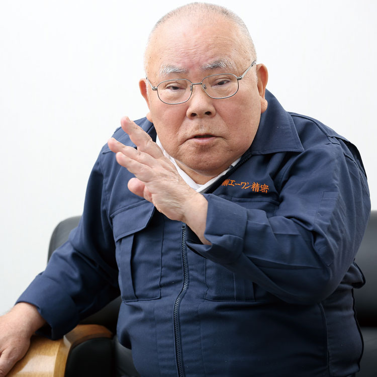 <span class="fontBold">梅原勝彦 ［うめはら・かつひこ］<br />エーワン精密 相談役</span><br />1939年東京生まれ。父が事業に失敗したことなどから小学校卒業後、12歳で働き始める。職人として腕を高めながら独立。70年にエーワン精密を設立し、消耗工具を主力とする金属加工業を営む。利益にこだわった町工場として知られ、2004年にジャスダック（現・東証ジャスダック）に上場。20年に設立50周年を迎えた。（写真=栗原 克己）