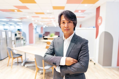 <span class="fontBold"><span class="fontSizeL">西口一希氏</span><br />M-Force 共同創業者 / Strategy Partners 代表</span><br />P&Gで「パンパース」「パンテーン」などのブランド事業を手掛け、2006年からはロート製薬でスキンケアブランド「肌ラボ」を担当し、売り上げを8倍に伸ばした。15年からはロクシタンジャポンの社長として2年で最高収益の実現に貢献。スタートアップのSmartNewsでは日本と米国のマーケティング責任者として時価総額1000億円を超える成長に重要な役割を果たした。近年は経営およびマーケティングのコンサルティング活動と投資活動に従事。<br />(写真=北山 宏一)