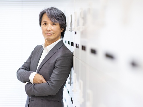 <span class="fontBold"><span class="fontSizeL">西口一希氏</span><br />M-Force 共同創業者 / Strategy Partners 代表</span><br />P&Gで「パンパース」「パンテーン」などのブランド事業を手掛け、2006年からはロート製薬でスキンケアブランド「肌ラボ」を担当し、売り上げを8倍に伸ばした。15年からはロクシタンジャポンの社長として2年で最高収益の実現に貢献。スタートアップのSmartNewsでは日本と米国のマーケティング責任者として時価総額1000億円を超える成長に重要な役割を果たした。近年は経営およびマーケティングのコンサルティング活動と投資活動に従事。<br />(写真=北山 宏一)