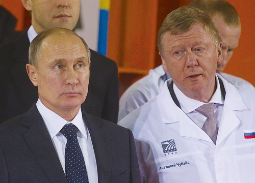 ロシアのウラジーミル・プーチン大統領と、元側近アナトリー・チュバイス氏（右）（写真=Mikhail Svetlov / Getty Images）
