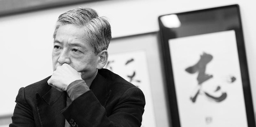 <span class="fontBold">北野譲治のオフィスには故・四元義隆が揮毫(ごう)した書が飾られている</span>(写真=的野 弘路)