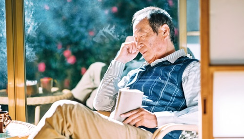 高齢者の過剰な昼寝は認知機能と関係がありそうだ(写真=PIXTA)