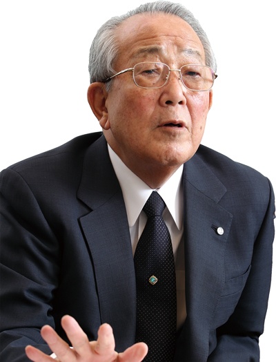 1932年鹿児島県生まれ。59年に京都セラミック（現京セラ）を設立し、社長、会長を務める。84年には第二電電企画（現KDDI）を設立。2010年からは経営破綻した日本航空の再生にも力を尽くした。22年8月、90歳で逝去。（写真=陶山 勉）