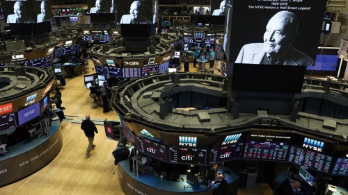 <span class="fontBold">ニューヨーク証券取引所のモニターにボーグル氏の顔が映し出された</span>(写真=ロイター/アフロ)