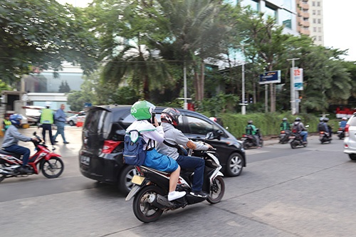 <span class="fontBold">ライドシェア・配車サービスは東南アジアで市民の足として定着している(写真はインドネシアのグラブのバイクドライバーと利用者)</span>