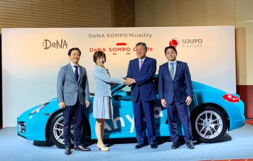 <span class="fontBold">DeNAの南場智子会長（左から2人目）はカーシェア事業の強化に動く</span>