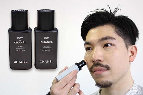 <span class="fontBold">アクロのファンデーションはスティックタイプ(右)。シャネルも新分野を立ち上げた</span>