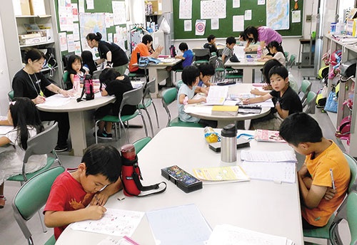 <span class="fontBold">学習塾の学童は学習のサポートが中心(写真はめいけいキッズ)</span>