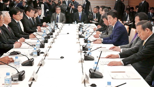 <span class="fontBold">独禁法の特例措置で地銀再編を促す(3日の未来投資会議)</span>(写真=共同通信)
