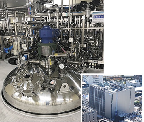 <span class="fontBold">東京・北区の浮間工場内に372億円を投じて整備(右)。6000リットルの培養タンク6基を備える</span>