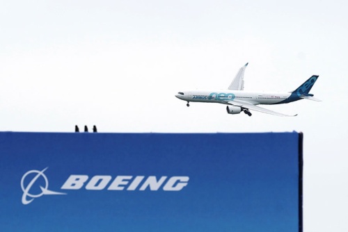 <span class="fontBold">パリ航空ショーでデモ飛行するエアバス小型機。受注でボーイングを引き離す</span>（写真=Bloomberg/Getty Images）