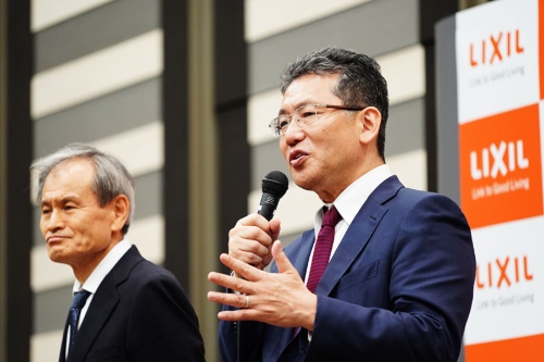 株主総会後に記者会見する瀬戸欣哉氏(右)(写真=稲垣 純也)
