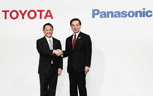 <span class="fontBold">トヨタ自動車の豊田章男社長(左)とパナソニックの津賀一宏社長(右、2017年12月の共同記者会見)</span>(写真=共同通信)