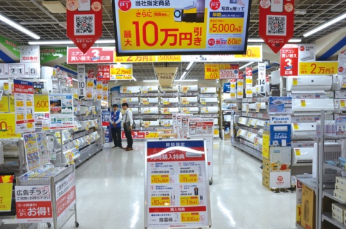 <span class="fontBold">ビックカメラ新宿西口店のエアコン売り場の客足は鈍い</span>